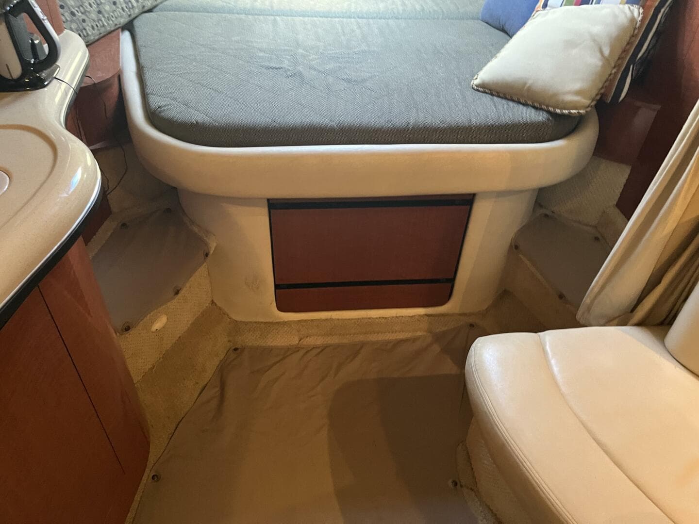 2005 Sea Ray 320 Sundancer — photo 7