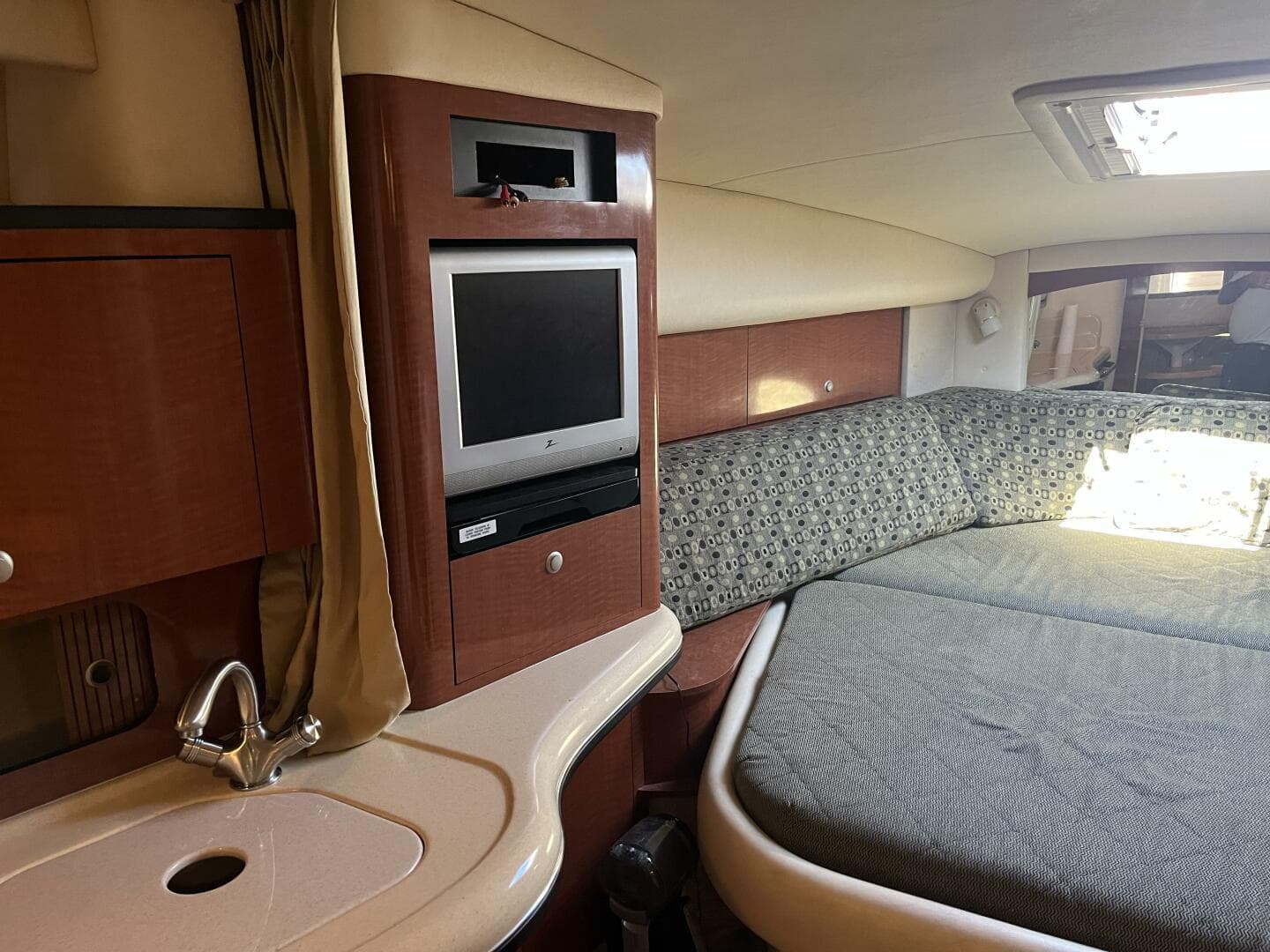 2005 Sea Ray 320 Sundancer — photo 8