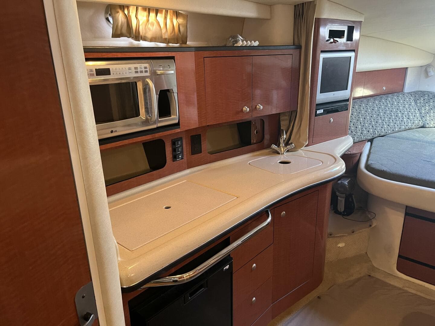 2005 Sea Ray 320 Sundancer — photo 14