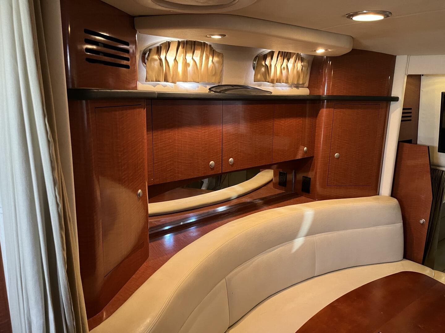 2005 Sea Ray 320 Sundancer — photo 10