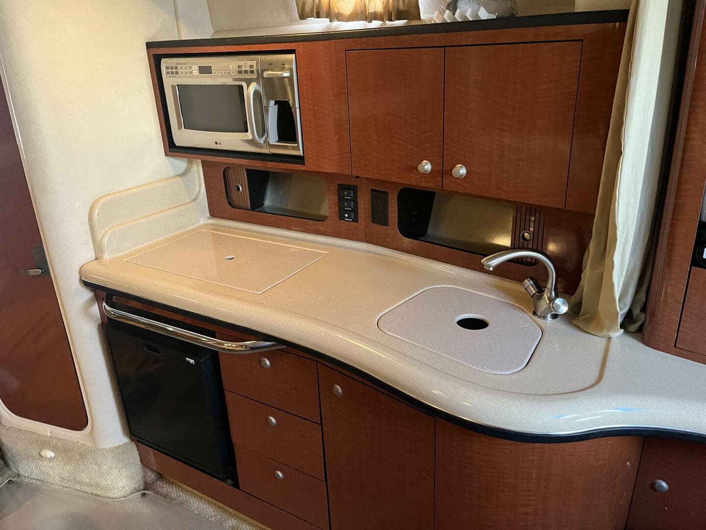 2005 Sea Ray 320 Sundancer — photo 16