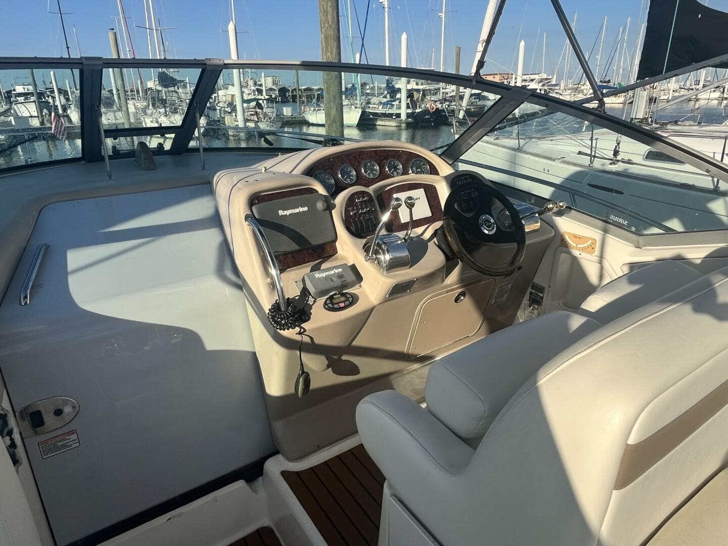 2005 Sea Ray 320 Sundancer — photo 37