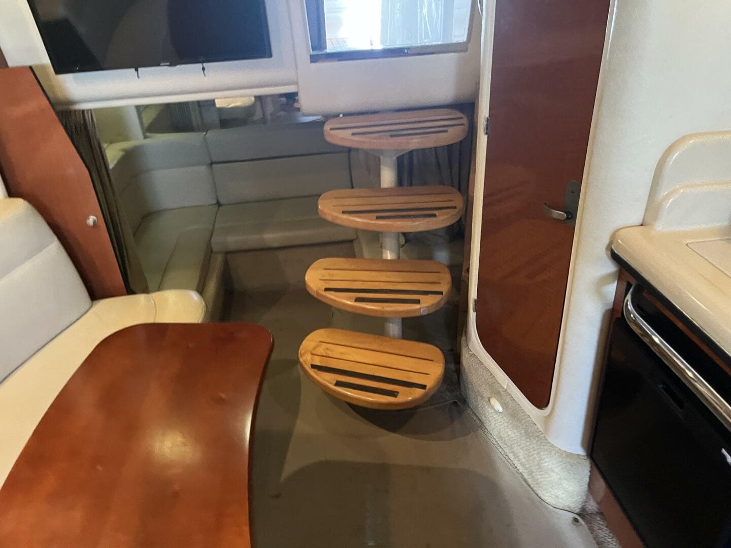 2005 Sea Ray 320 Sundancer — photo 13