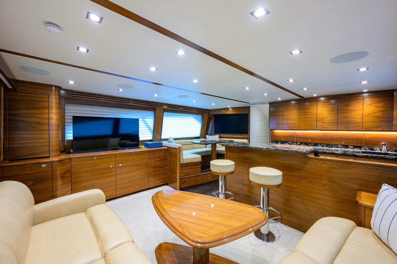 2023 Viking 64 Convertible — photo 8