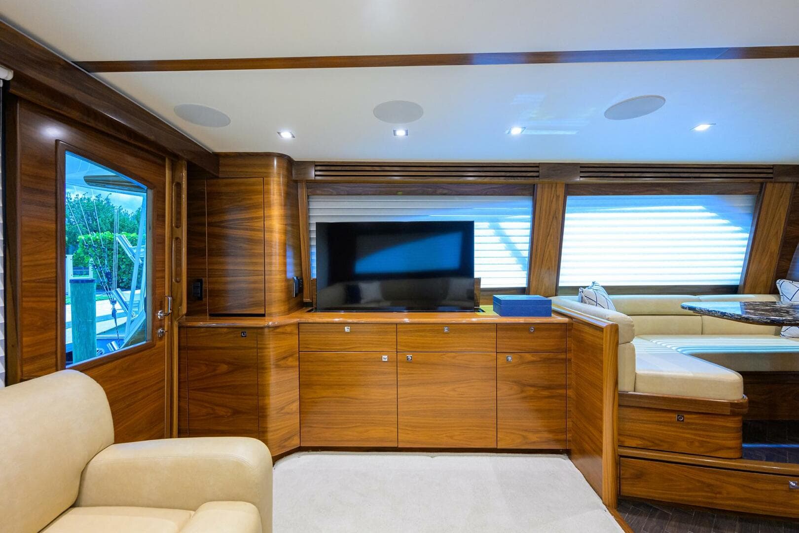 2023 Viking 64 Convertible — photo 7