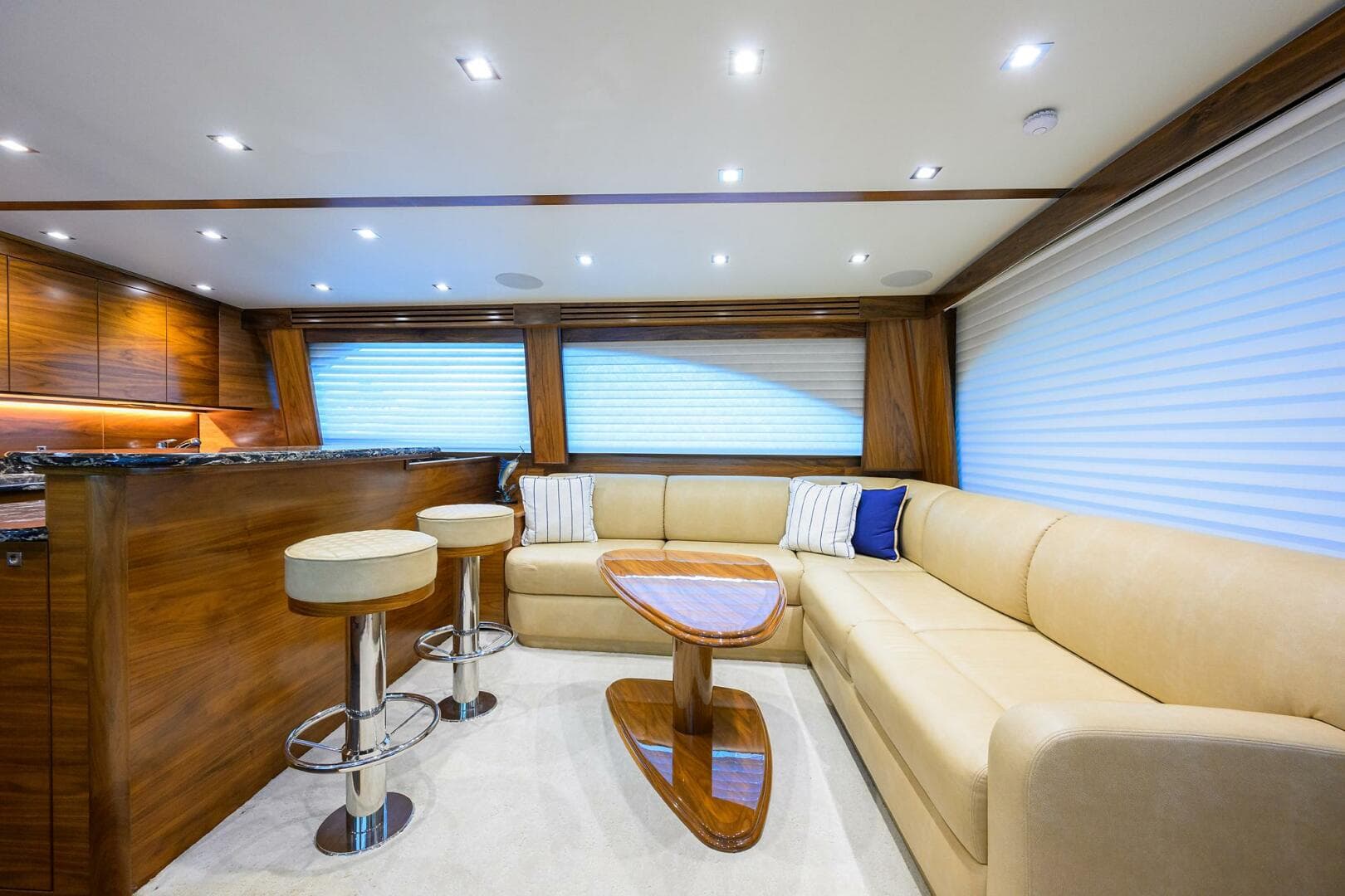 2023 Viking 64 Convertible — photo 4