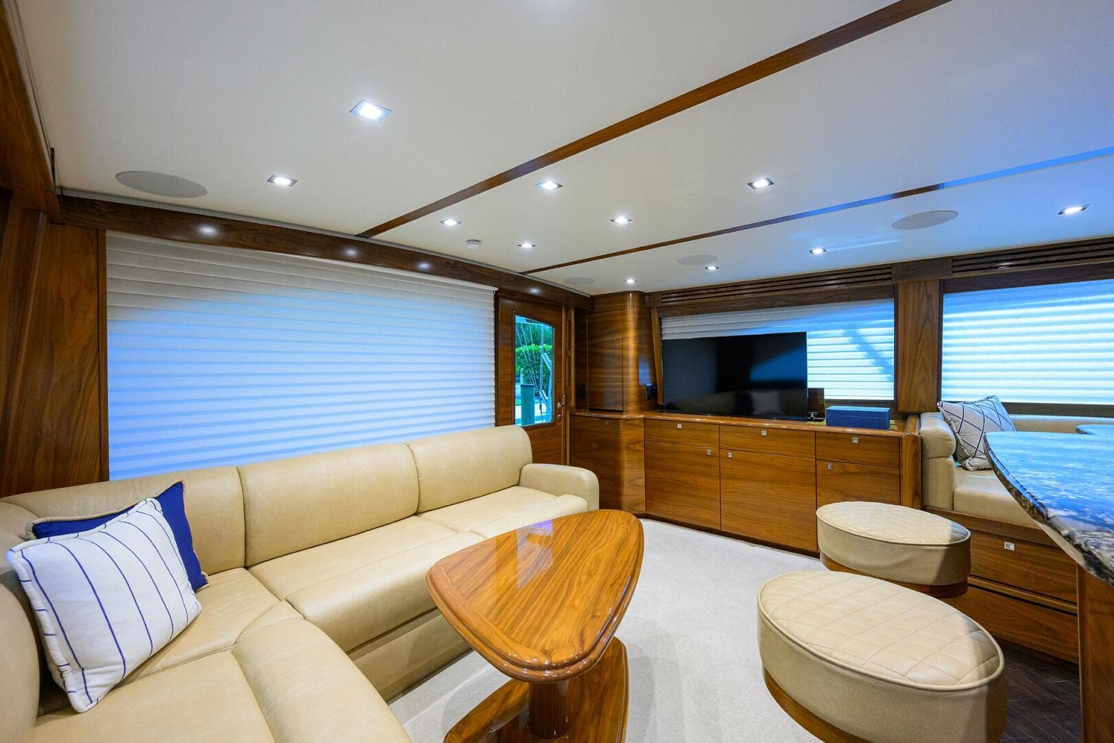 2023 Viking 64 Convertible — photo 6