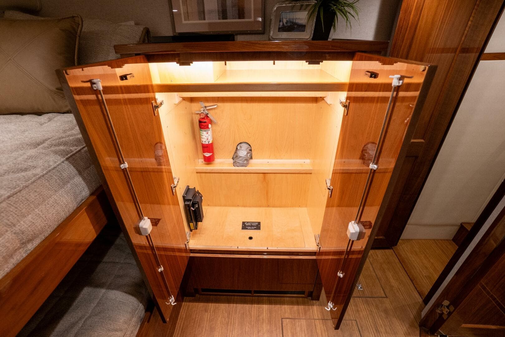 2021 Viking 72 Enclosed Bridge — photo 27