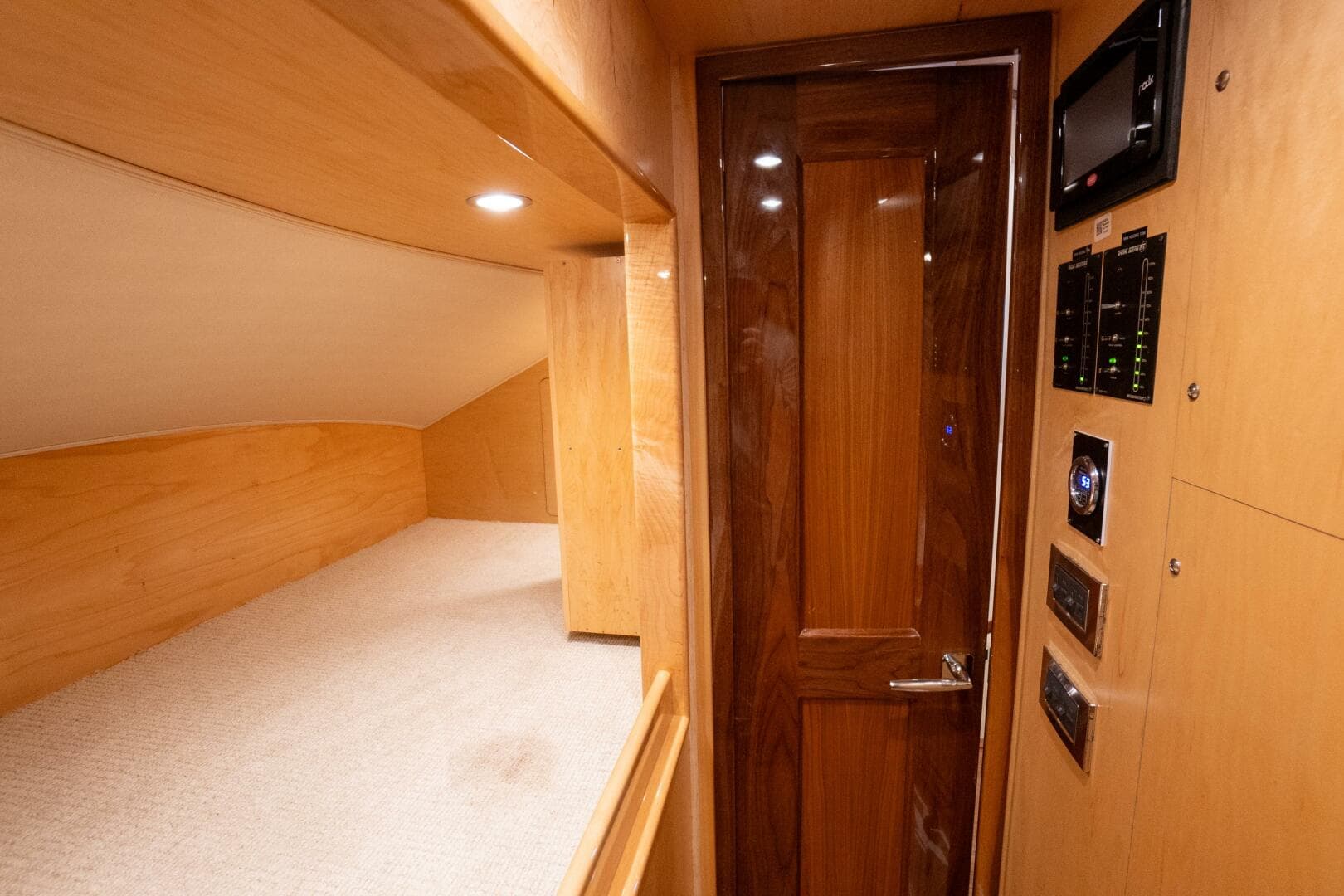 2021 Viking 72 Enclosed Bridge — photo 18
