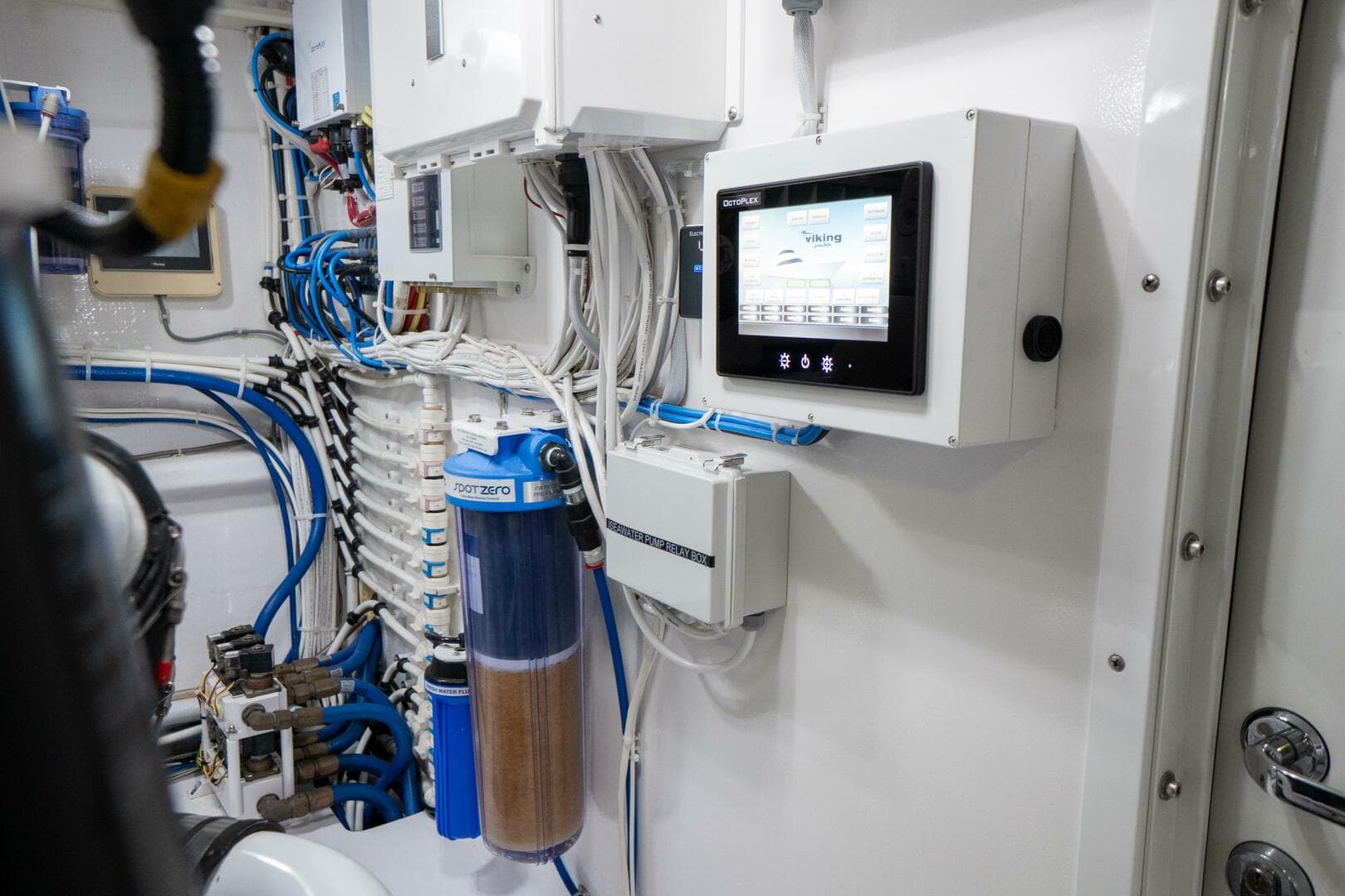 2021 Viking 72 Enclosed Bridge — photo 53