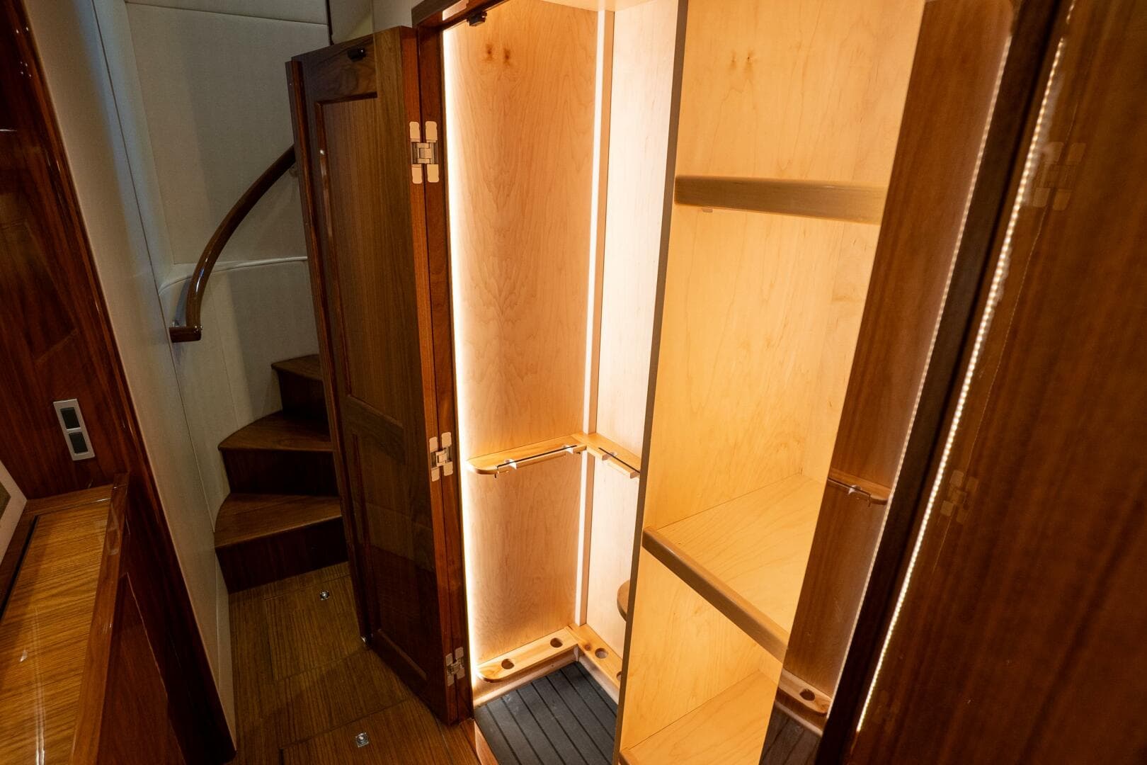 2021 Viking 72 Enclosed Bridge — photo 19