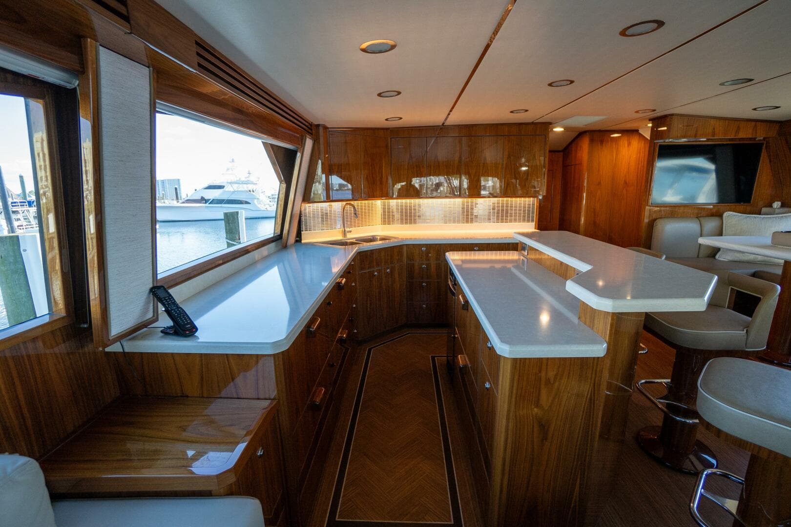 2021 Viking 72 Enclosed Bridge — photo 7