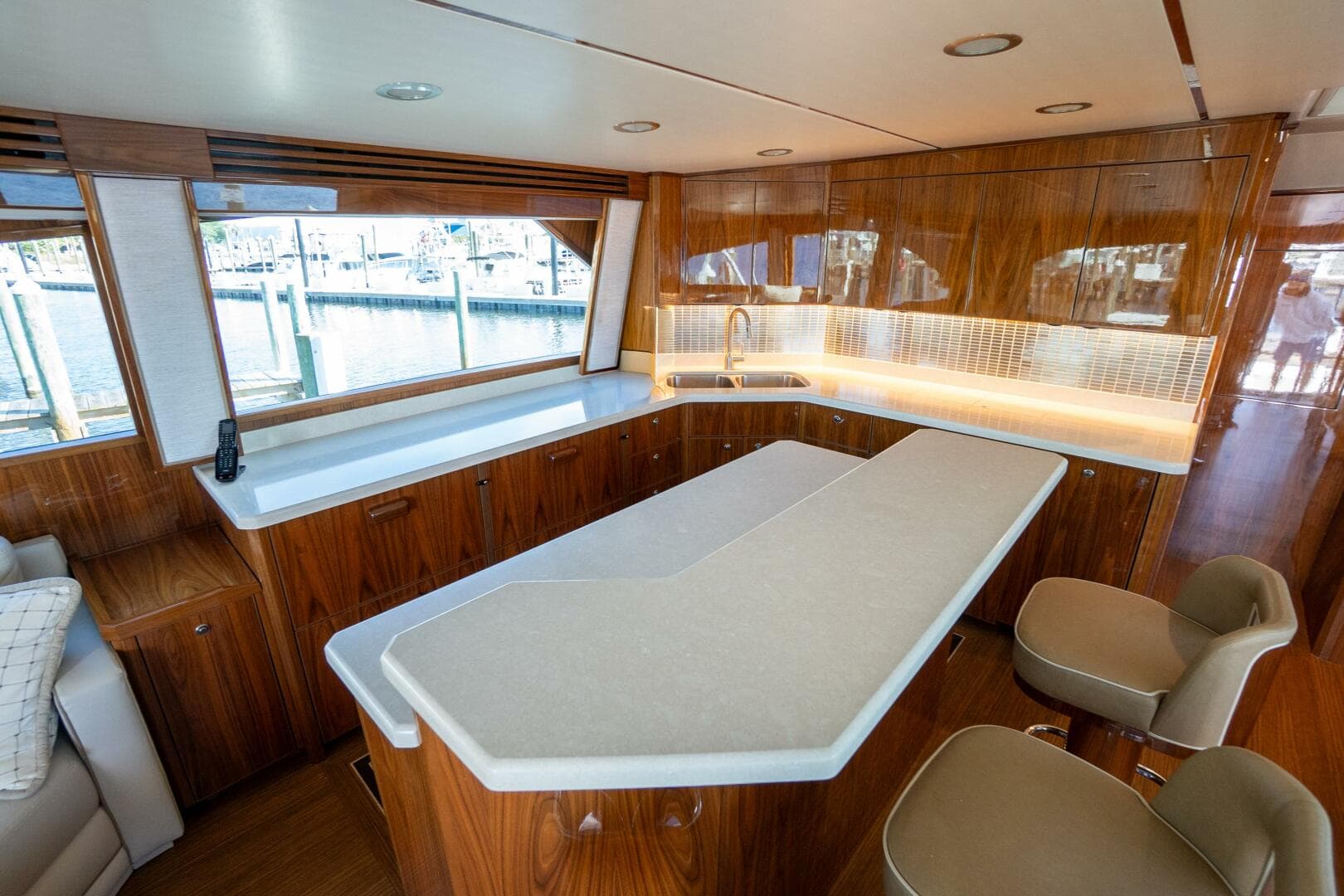 2021 Viking 72 Enclosed Bridge — photo 9