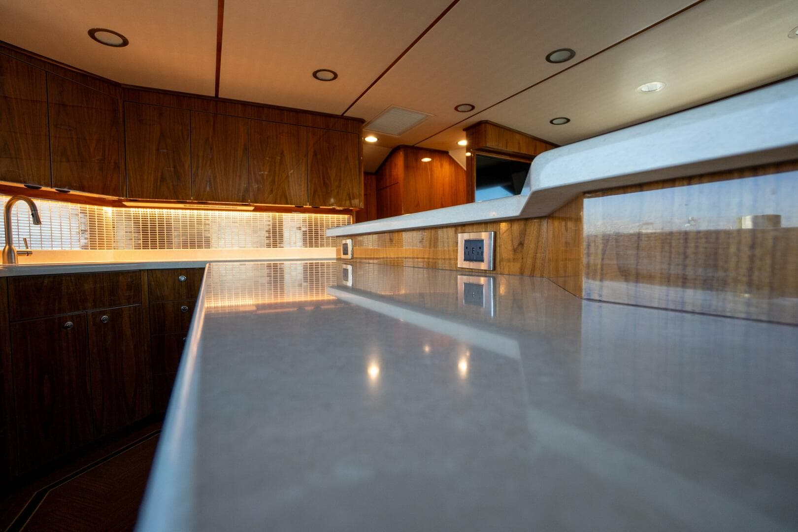 2021 Viking 72 Enclosed Bridge — photo 10