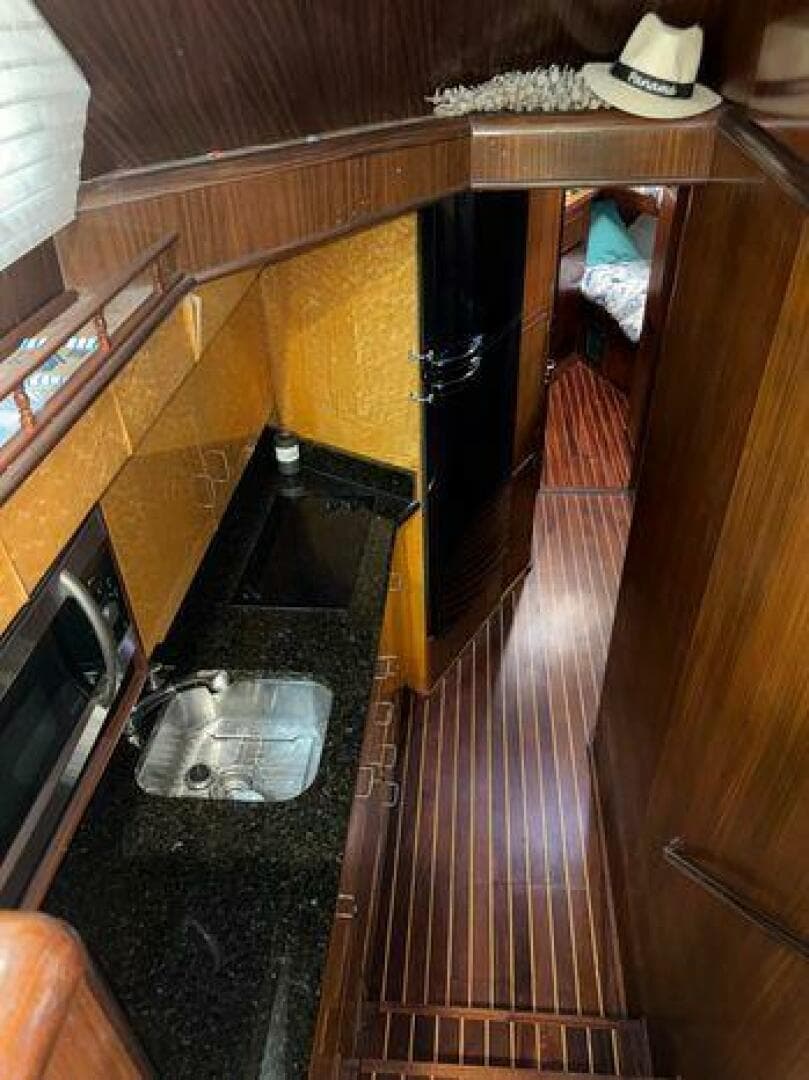 1990 Hatteras 45 Convertible — photo 13