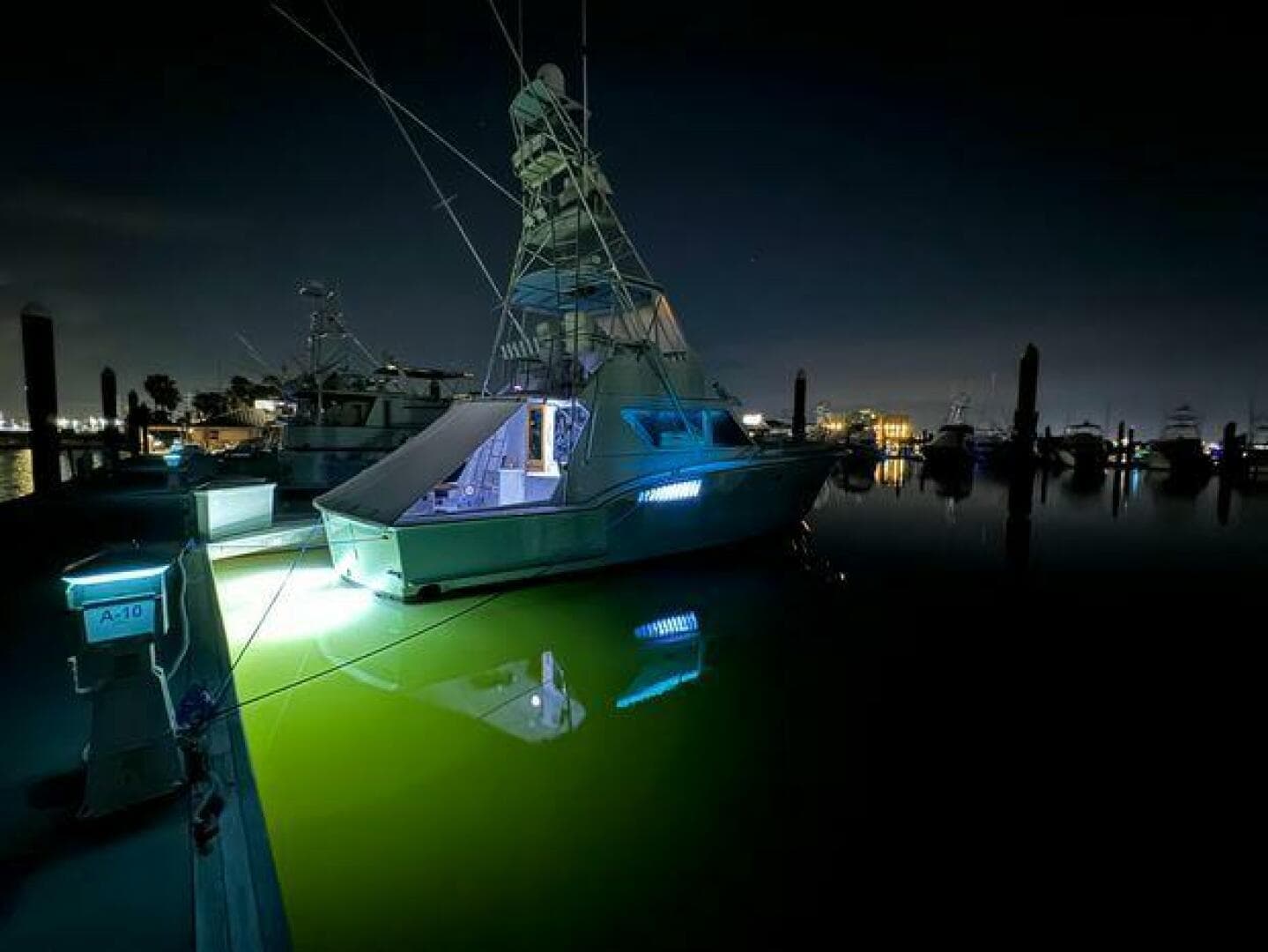 1990 Hatteras 45 Convertible — photo 17