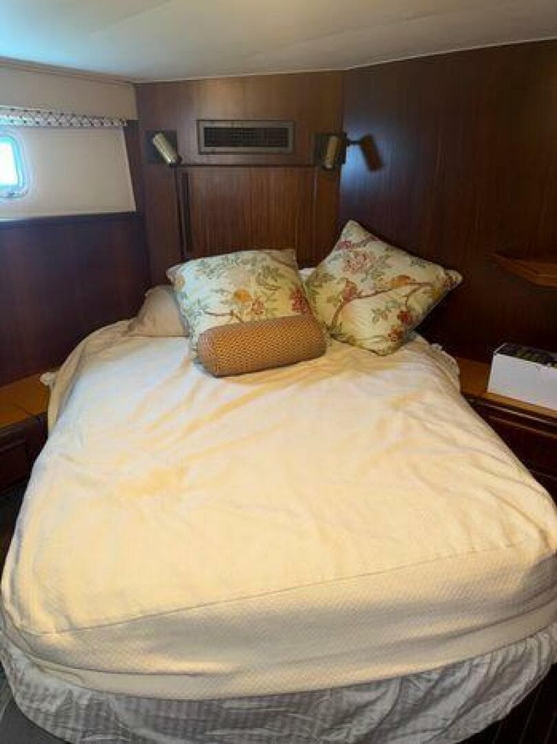 1990 Hatteras 45 Convertible — photo 14