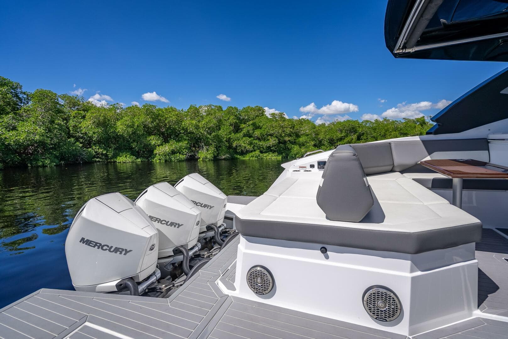 2022 Cruisers Yachts Gls OB — photo 15