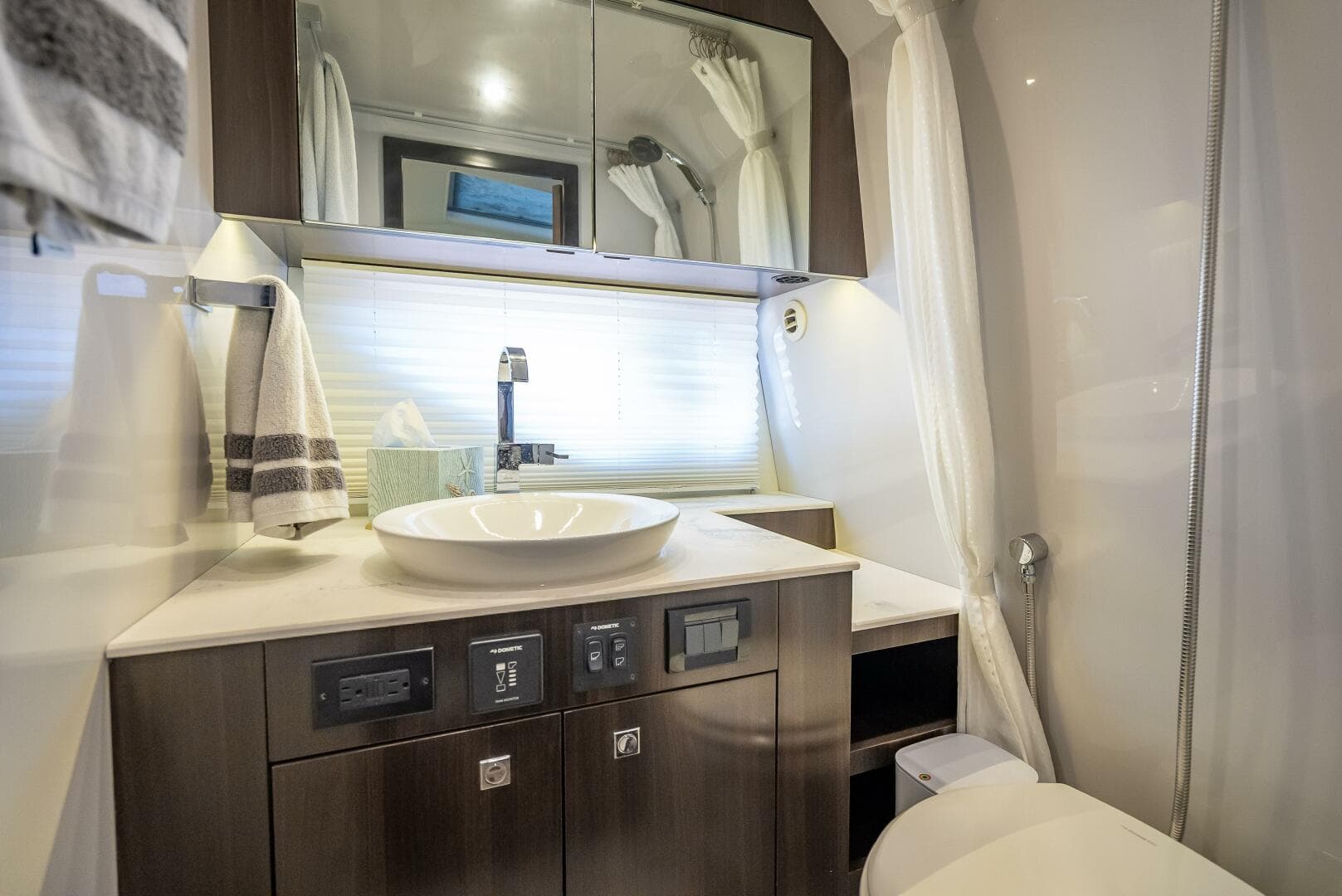 2022 Cruisers Yachts Gls OB — photo 40