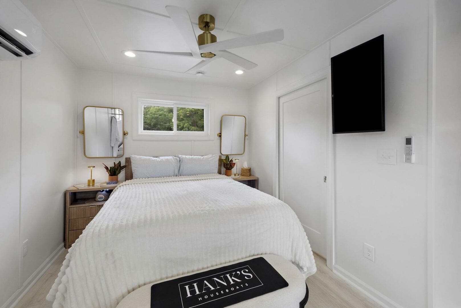 2026 Custom Hanks 26 Houseboat — photo 9