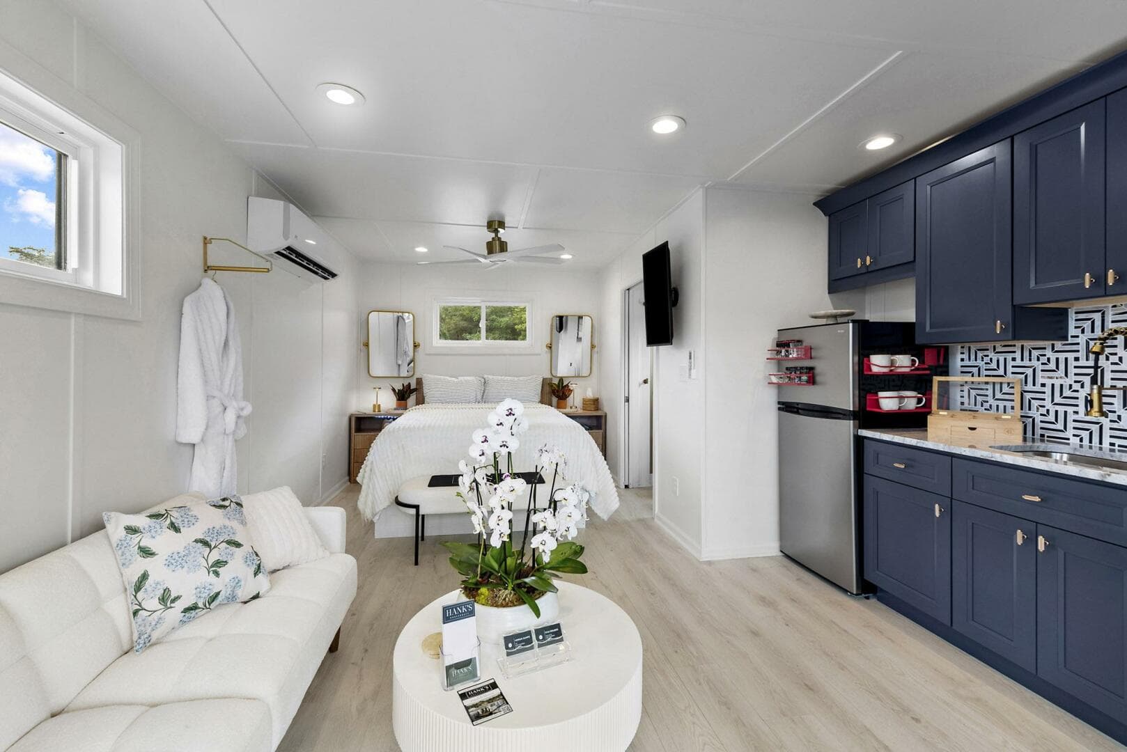 2026 Custom Hanks 26 Houseboat — photo 2