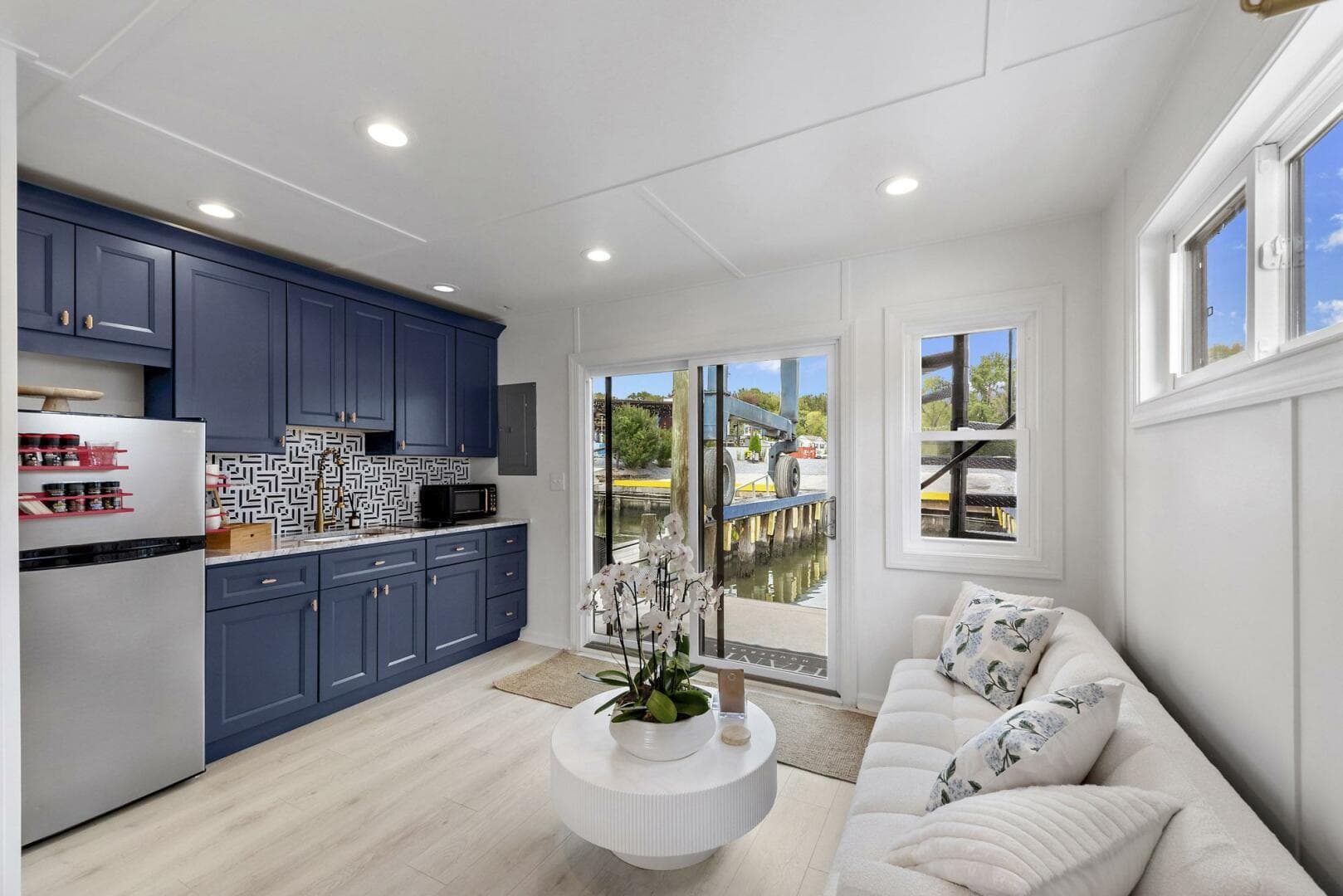 2026 Custom Hanks 26 Houseboat — photo 5