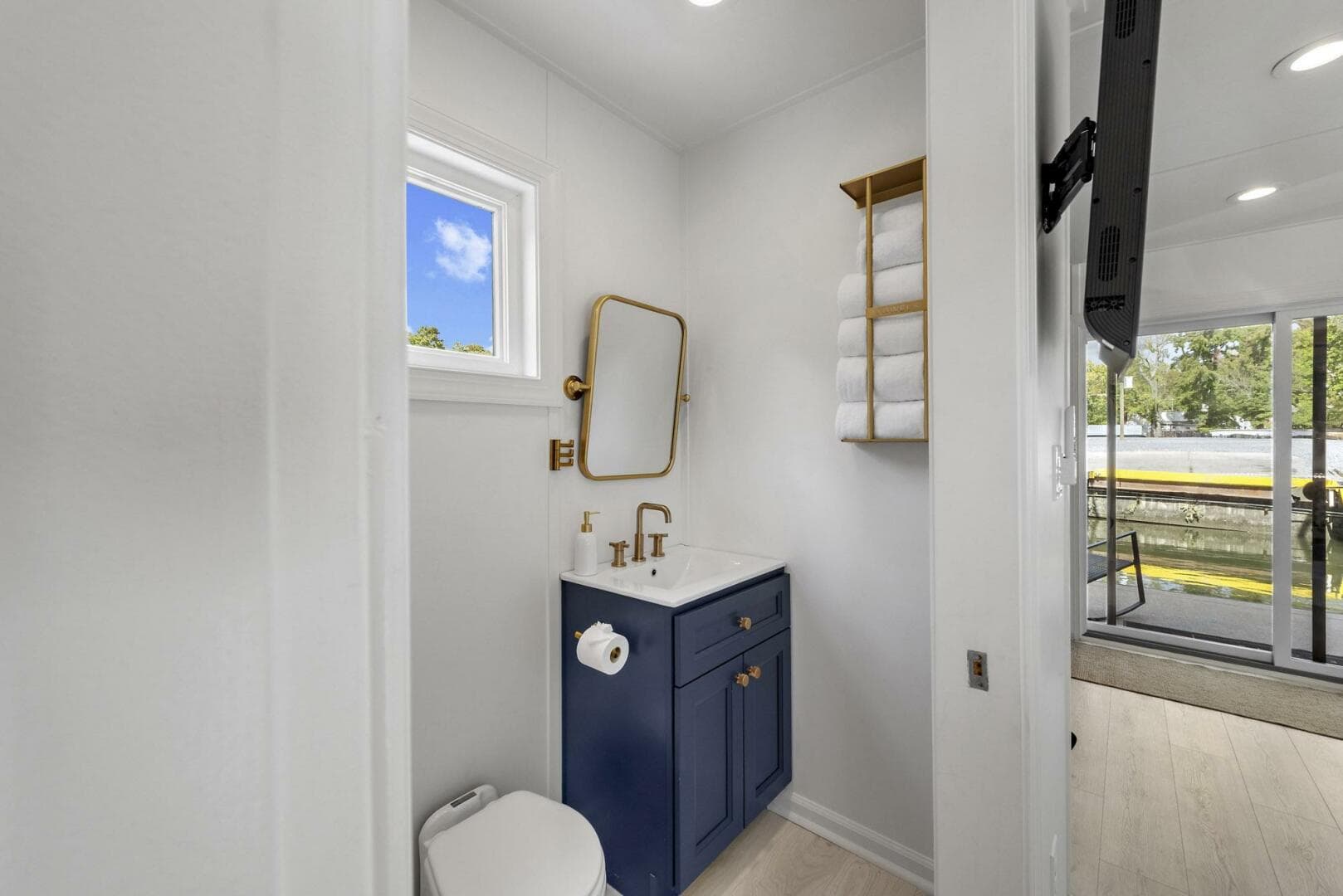 2026 Custom Hanks 26 Houseboat — photo 11