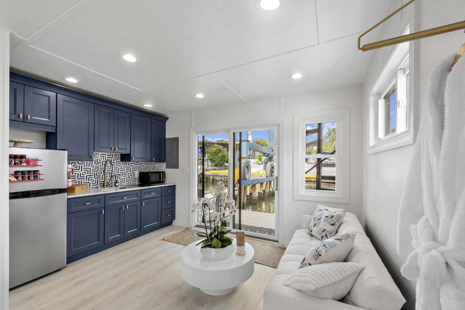 2026 Custom Hanks 26 Houseboat — photo 7