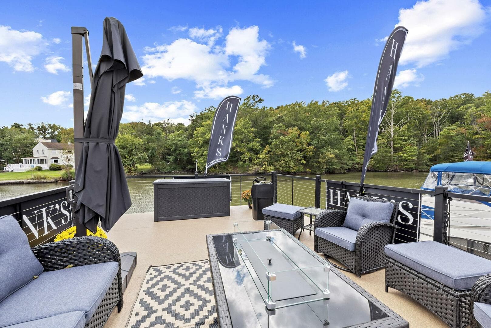 2026 Custom Hanks 26 Houseboat — photo 12