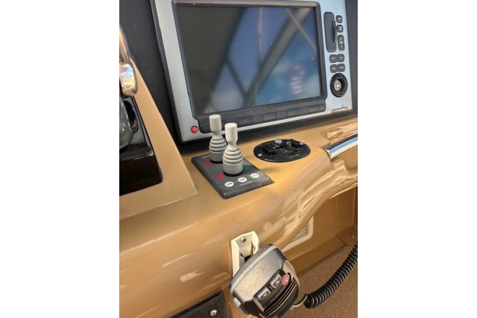 2004 Carver 466 — photo 19