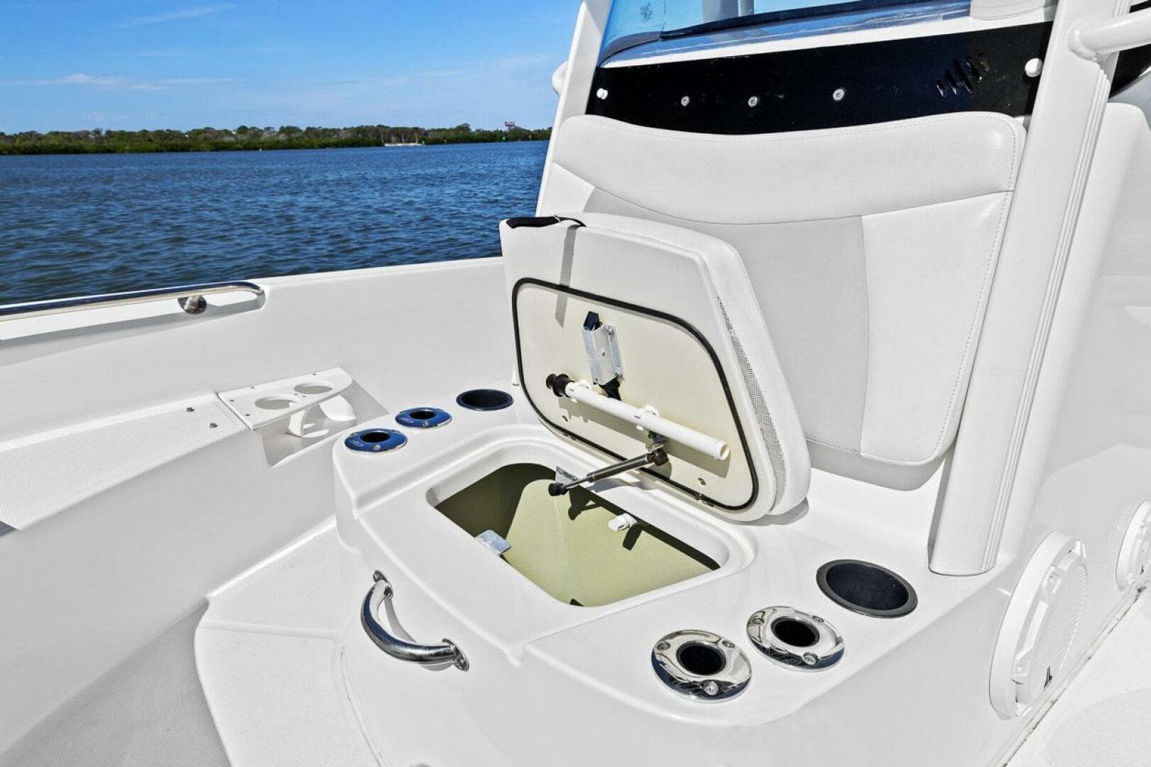 2016 Boston Whaler 210 Dauntless — photo 18