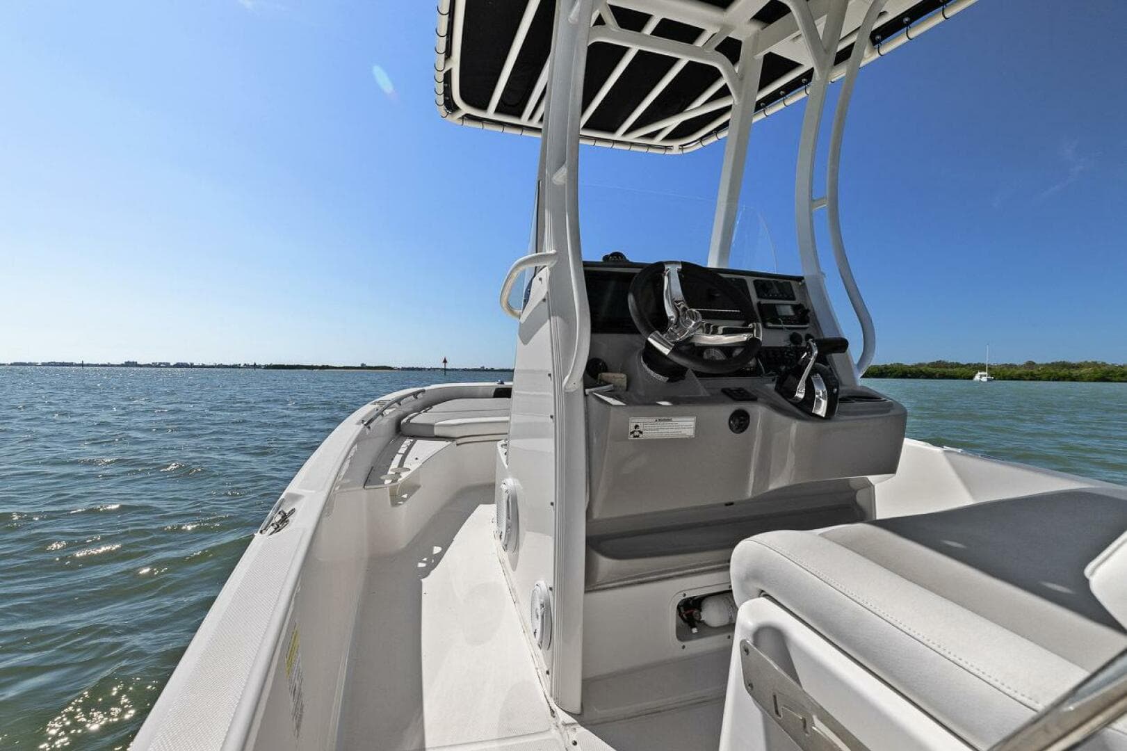 2016 Boston Whaler 210 Dauntless — photo 27