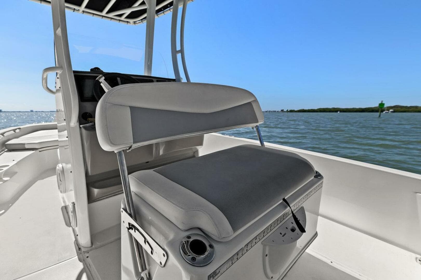 2016 Boston Whaler 210 Dauntless — photo 23