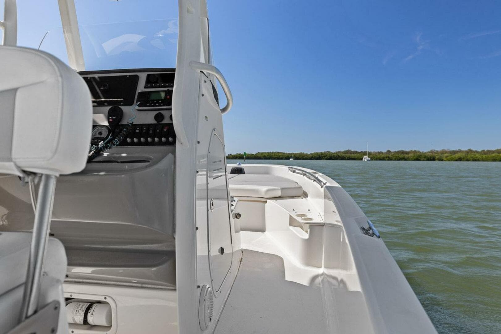 2016 Boston Whaler 210 Dauntless — photo 26
