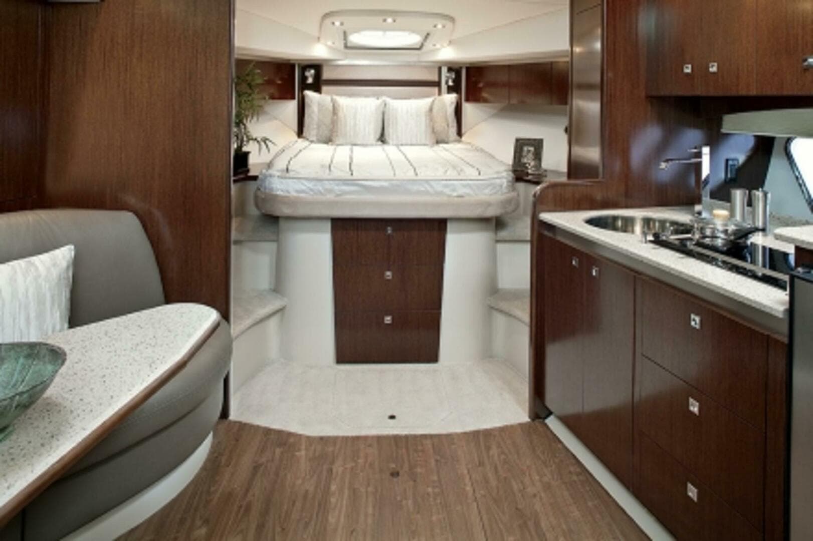 2013 Cruisers Yachts 430 Sports Coupe — photo 21