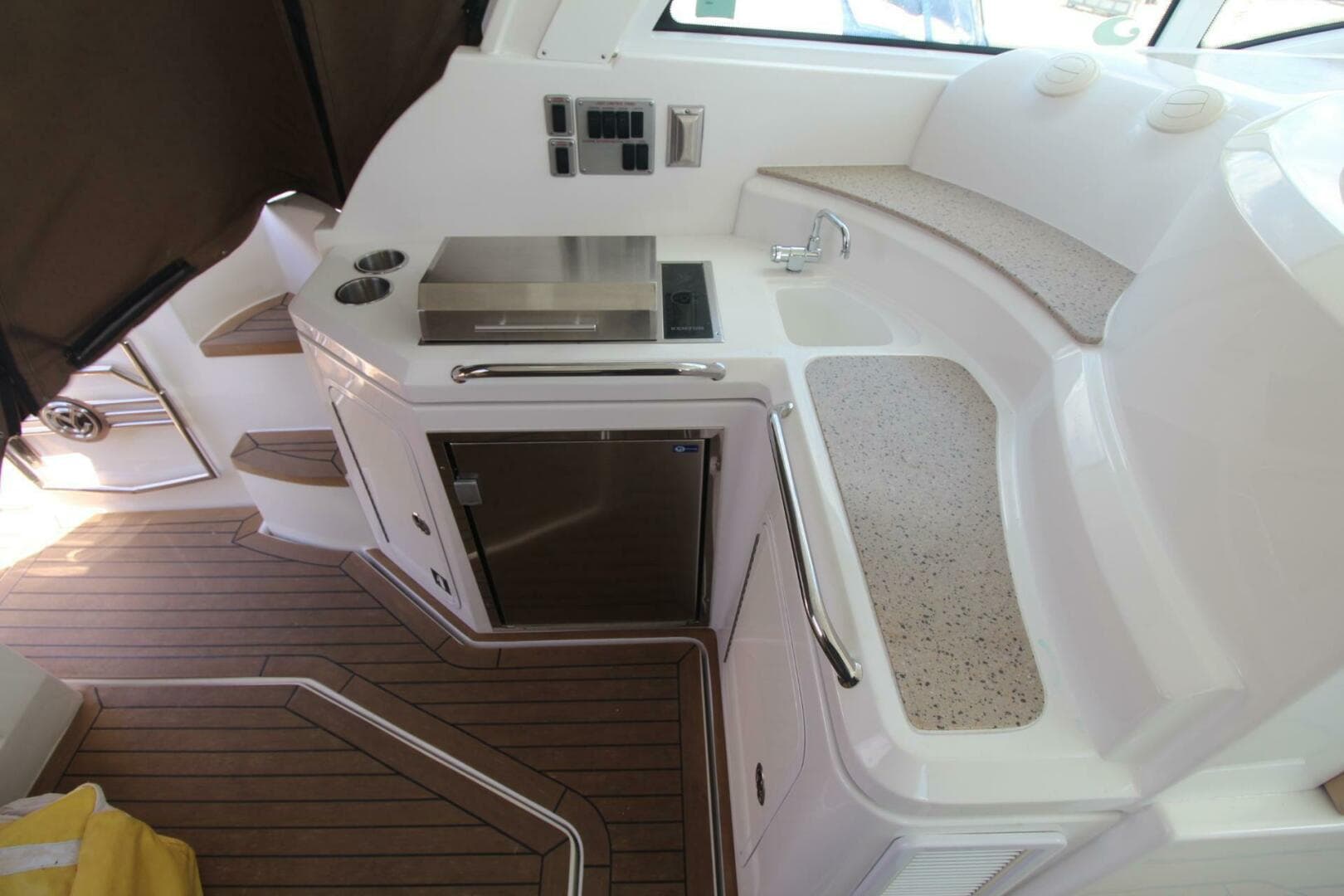 2013 Cruisers Yachts 430 Sports Coupe — photo 7