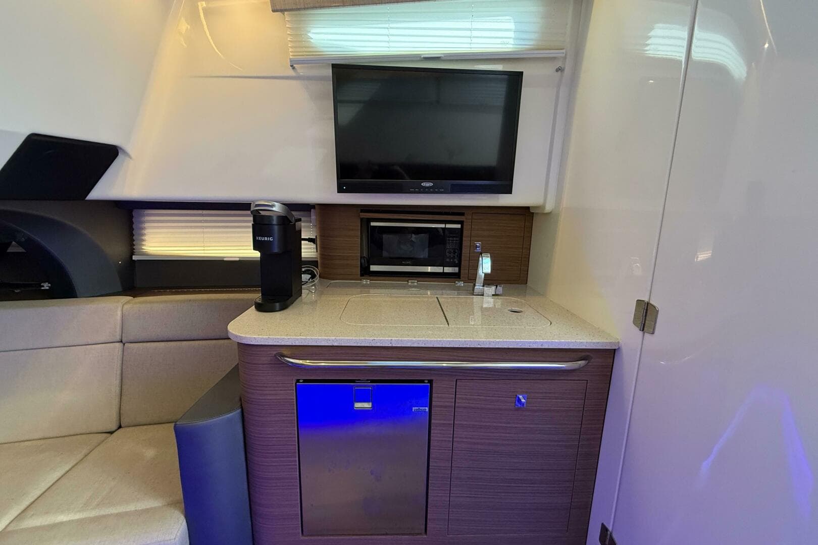 2020 Boston Whaler 420 Outrage — photo 13