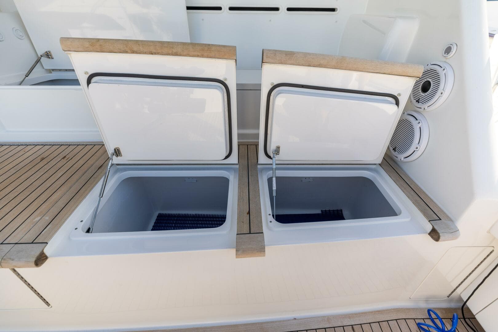 2013 Viking 76 Convertible — photo 75