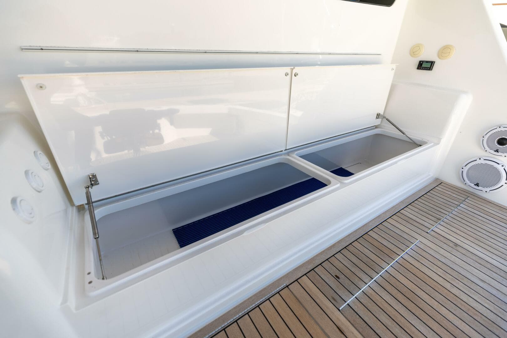 2013 Viking 76 Convertible — photo 76