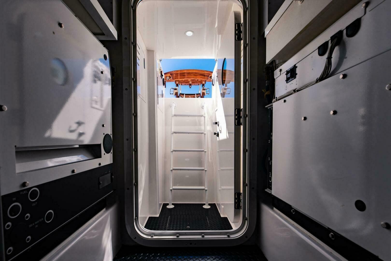 2020 Viking 72 Enclosed Bridge — photo 57