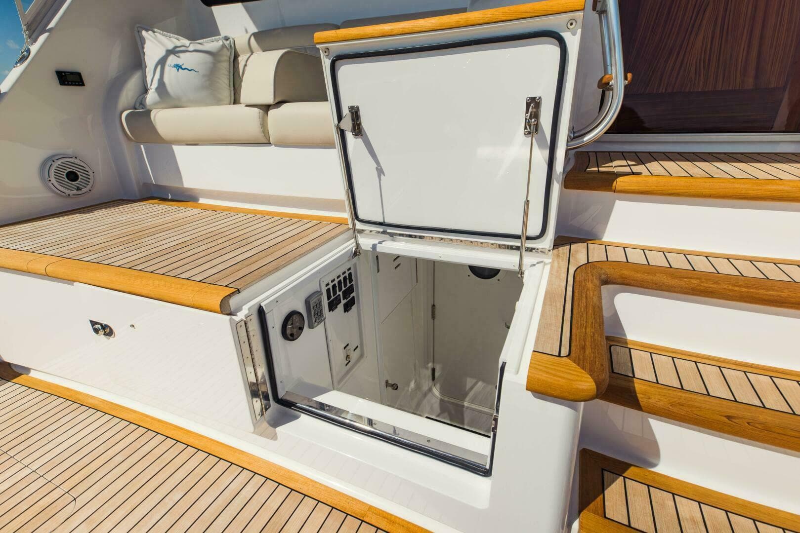 2020 Viking 72 Enclosed Bridge — photo 46