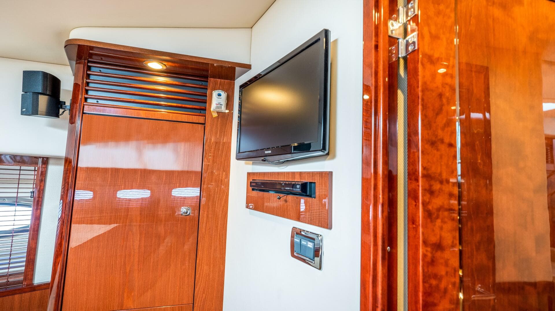 2013 Sea Ray 610 Sundancer — photo 81