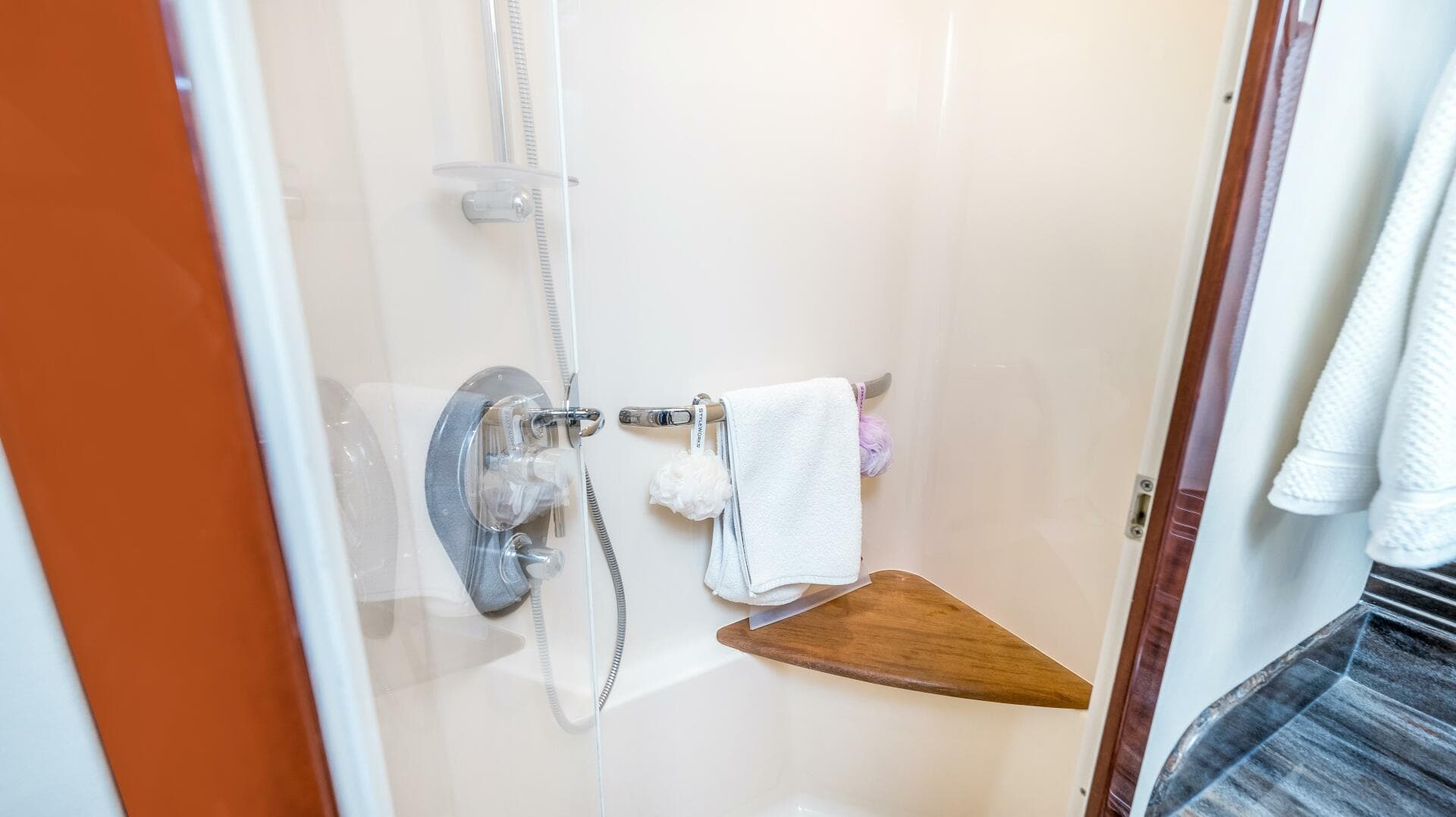 2013 Sea Ray 610 Sundancer — photo 89