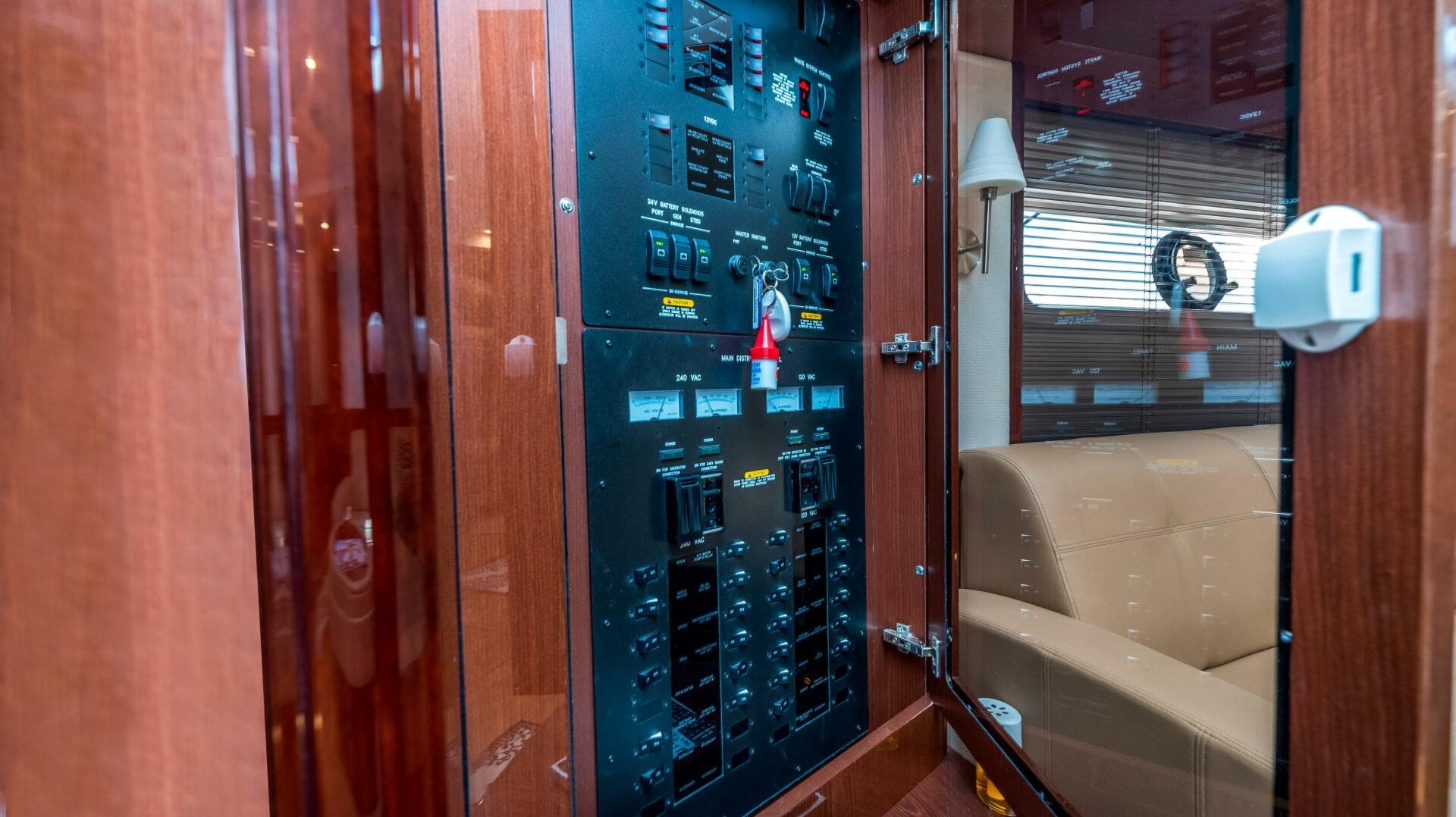 2013 Sea Ray 610 Sundancer — photo 86