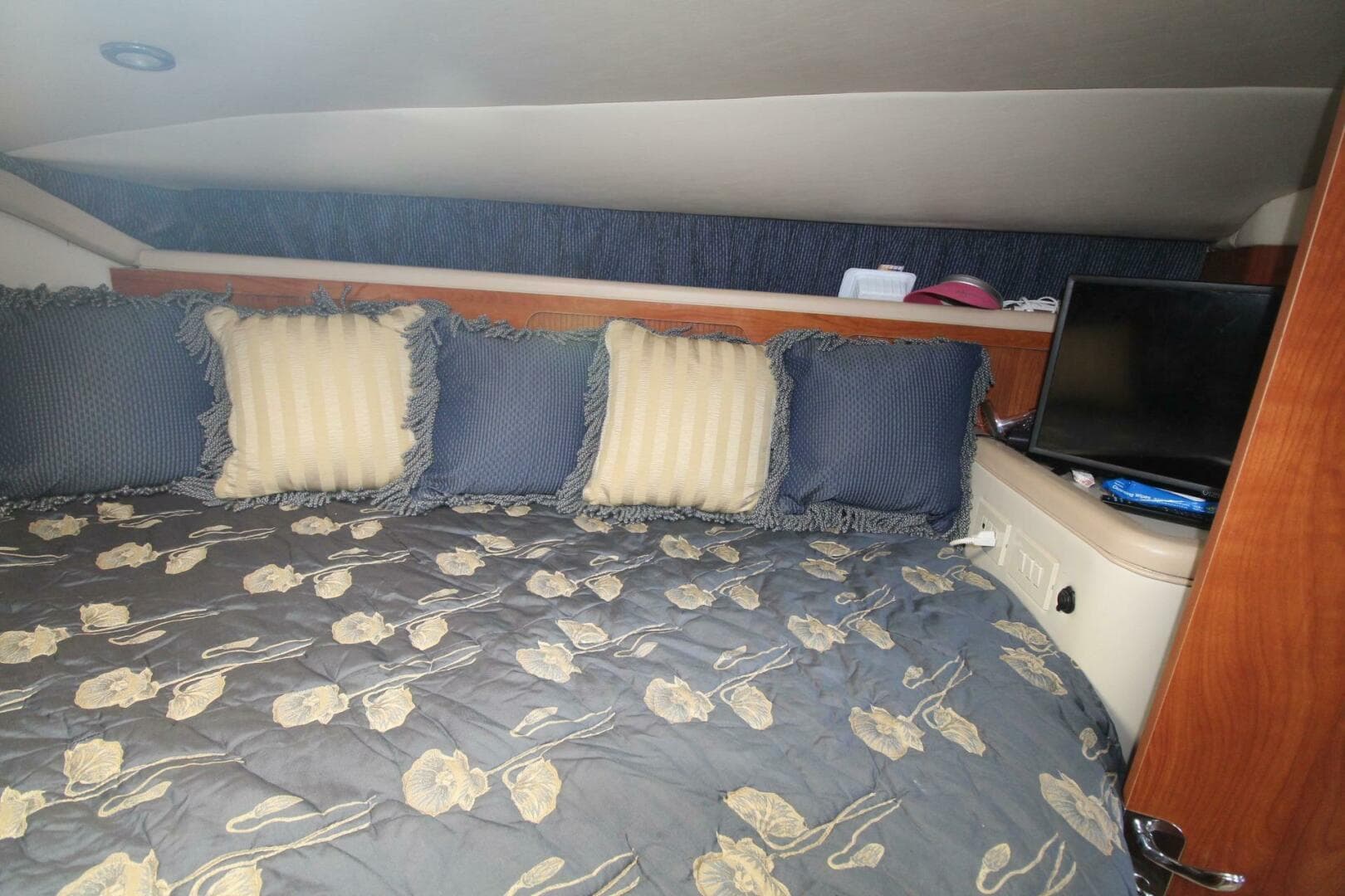 2004 Larson 370 Cabrio — photo 20