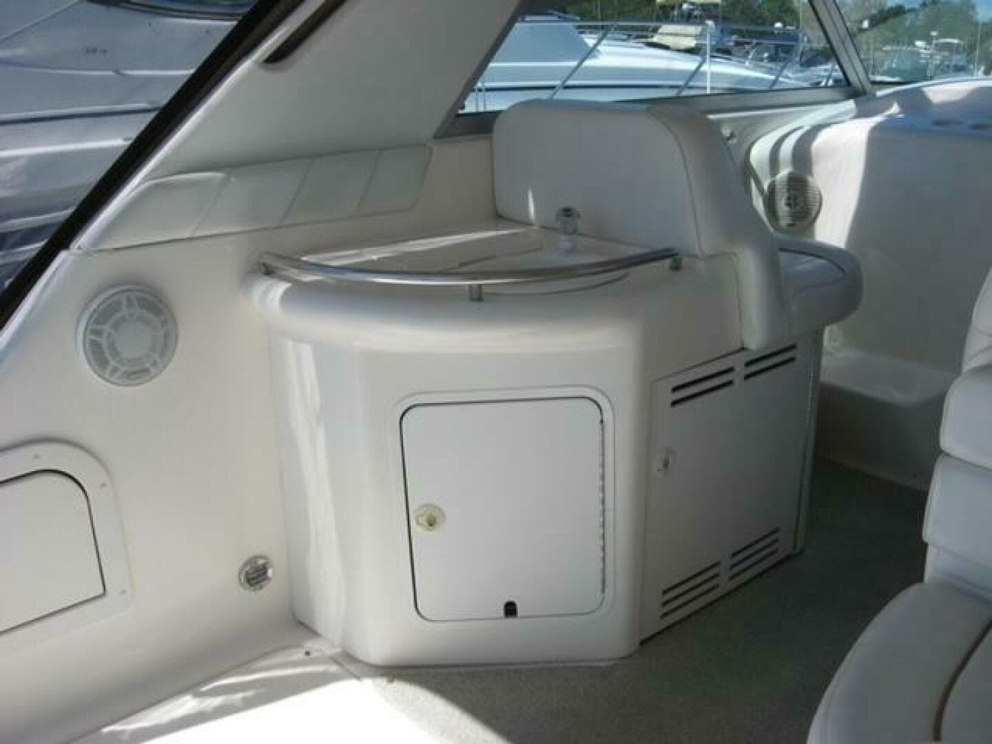 1998 Sea Ray 330 Express — photo 10