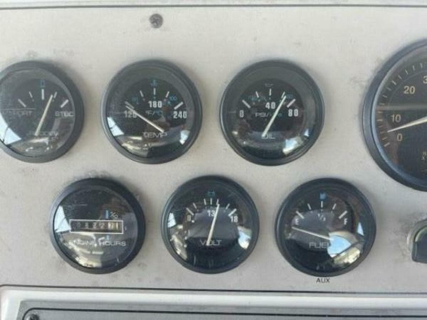 1996 Carver 355 Aft Cabin — photo 6