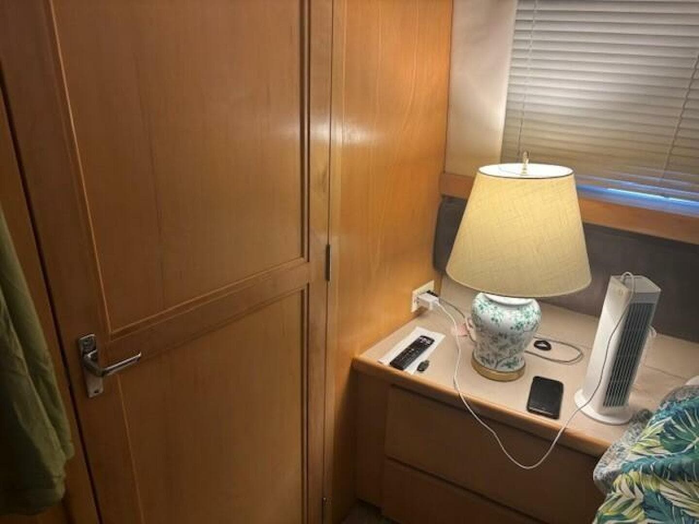 1996 Carver 355 Aft Cabin — photo 15