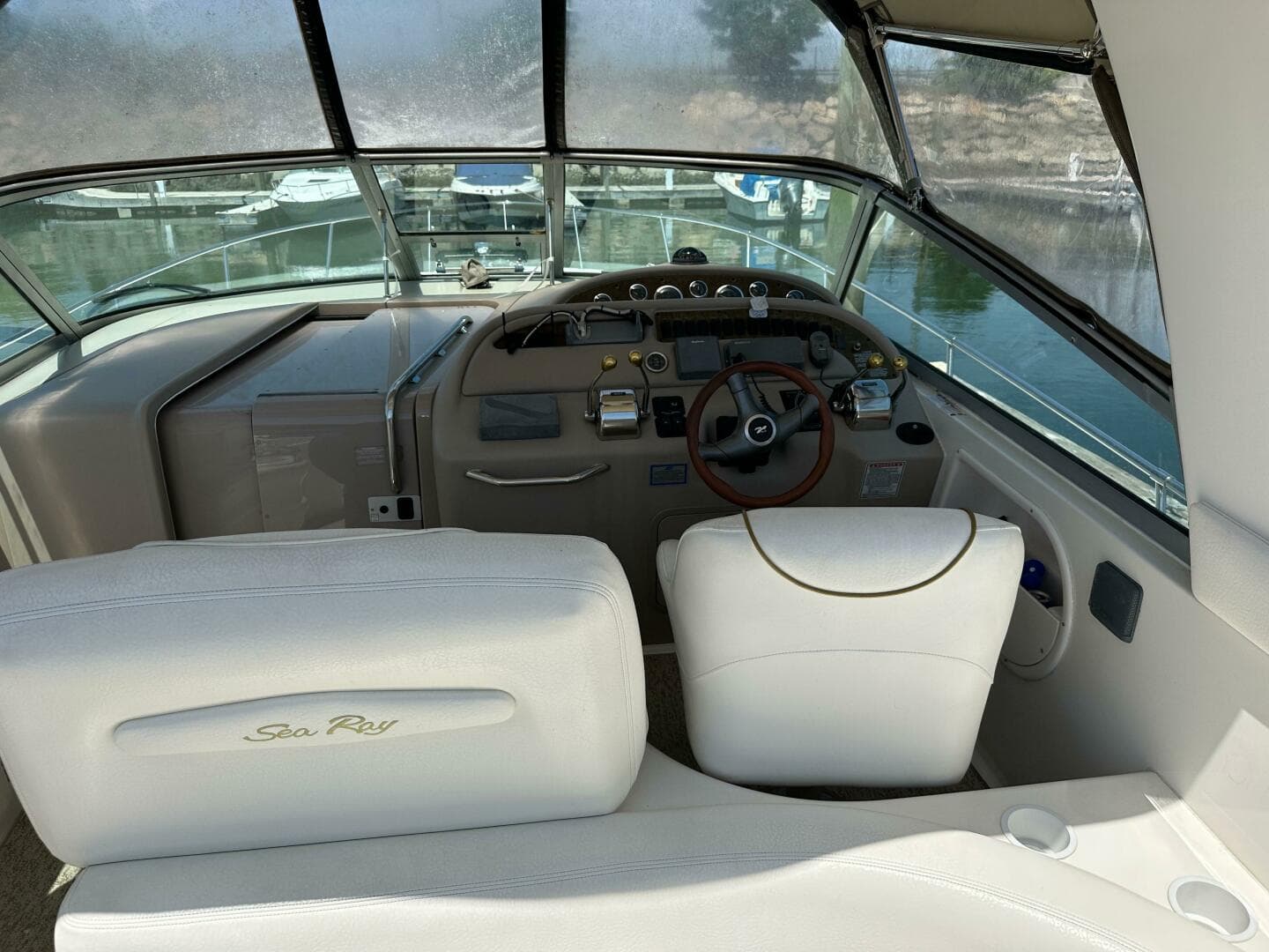 1999 Sea Ray 310 Sundancer — photo 9