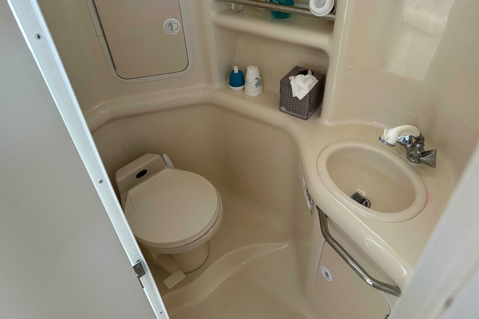 1999 Sea Ray 310 Sundancer — photo 16